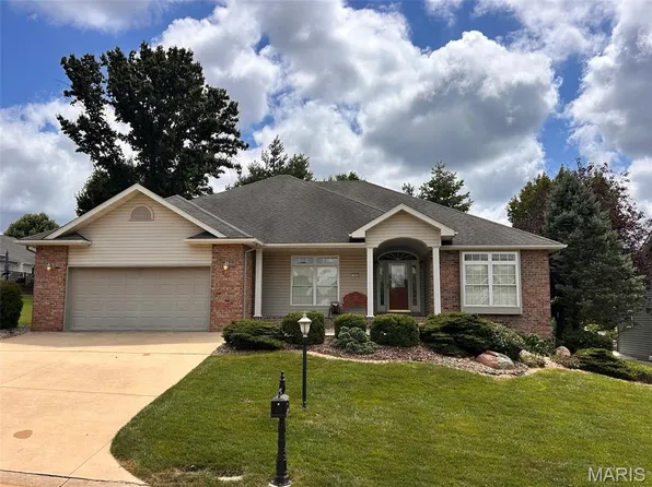 1403 White Oak Trl, Godfrey, IL 62035