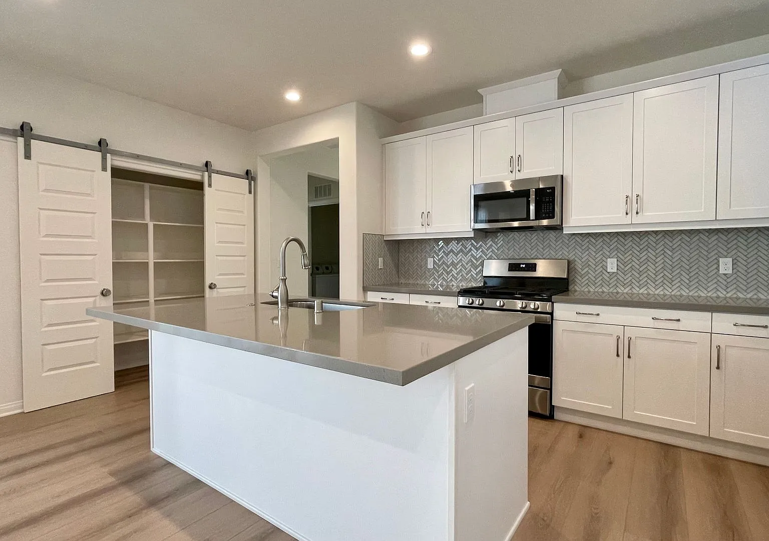 Single-Level 3-Bedroom House in Righetti Ranch with Air Conditioning — Photo 2