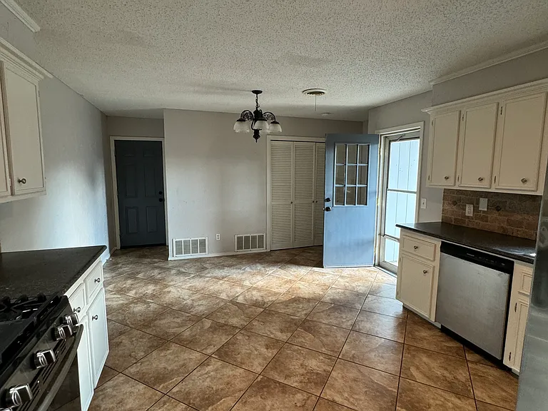 6715 Columbia Ln — Photo 16