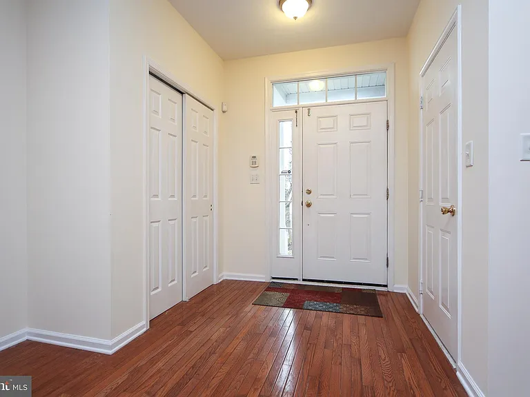 46 Hoover Ave — Photo 3