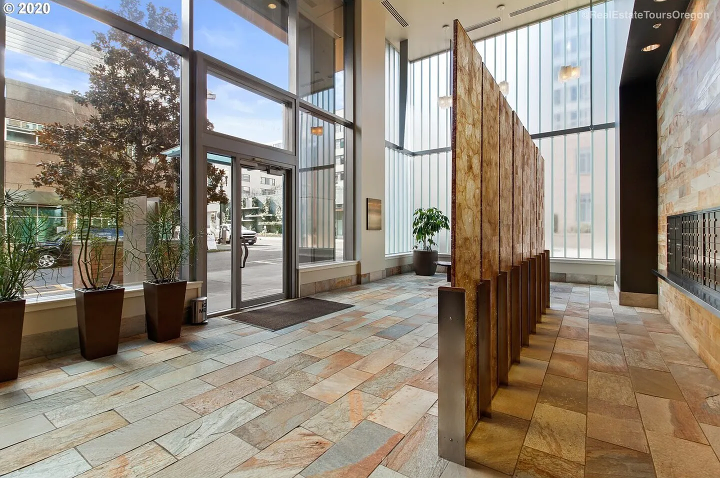 Luxurious Waterfront Condo — Photo 2
