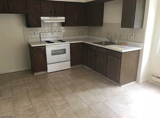 61 King Cole Rd, Hamburg, NJ 07419