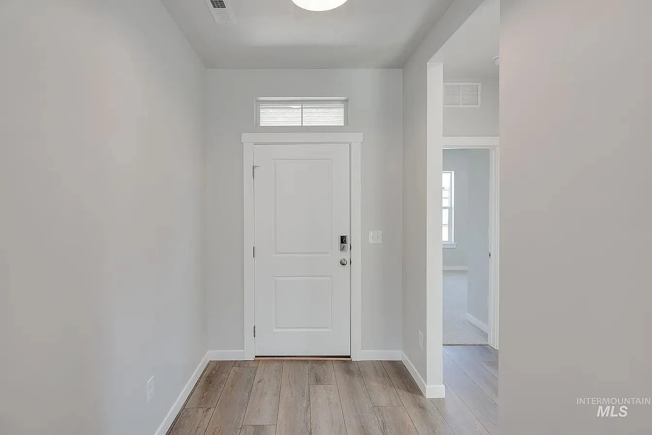 4 bed, 2023 sqft, $2,700 — Photo 2