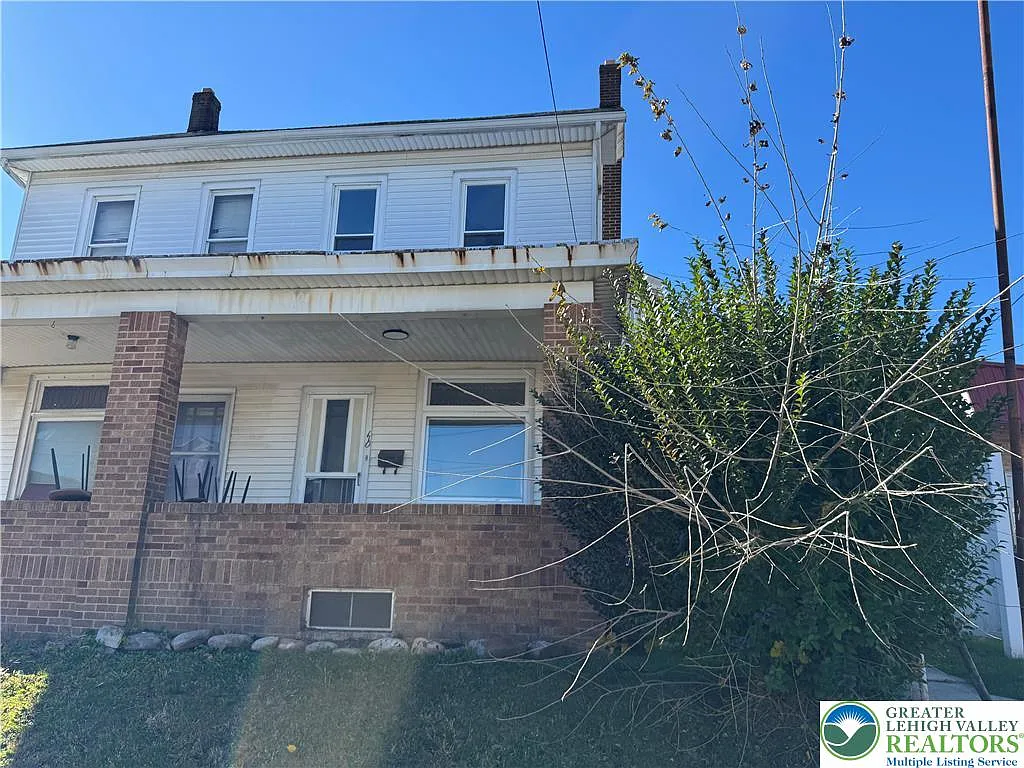 4 bed, 2.0 bath, 2112 sqft, $1,825 — Photo 2