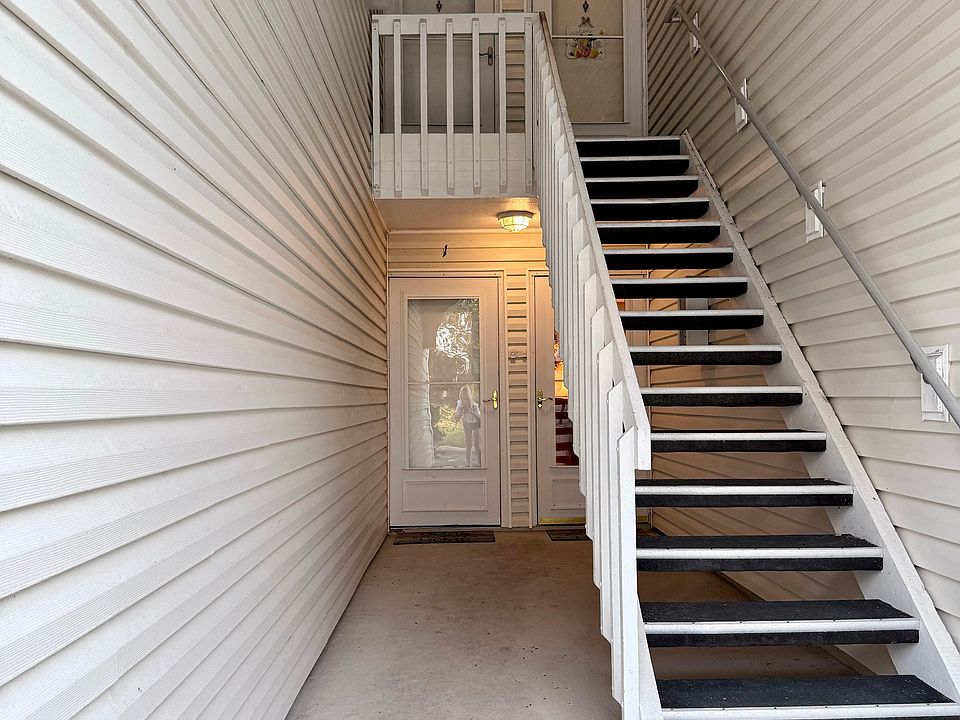 Enjoy 1st floor convenience!