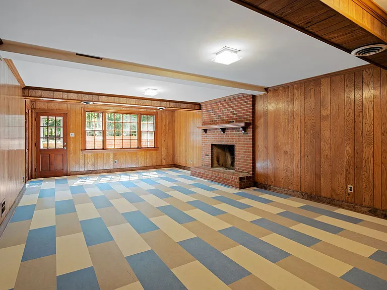 2401 Scarsborough Dr — Photo 40
