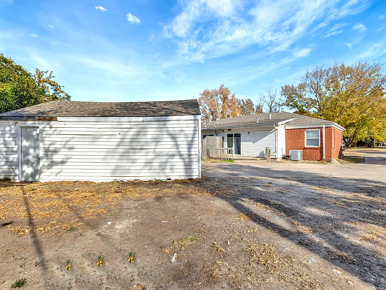 1937 N Garland Ave — Photo 19