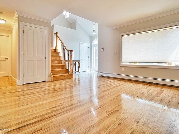 5th image of 58 Canterbury Ave