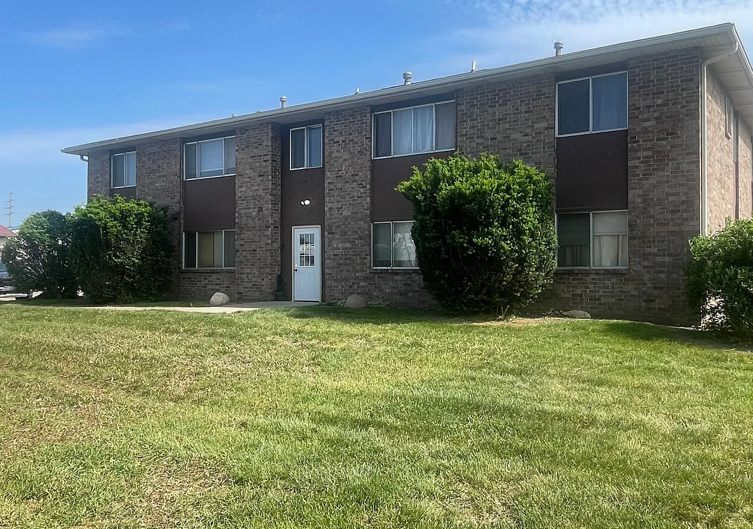 Raceway Apartments — Photo 1