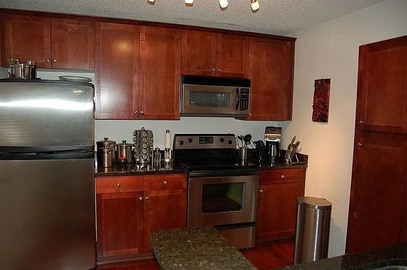 2 bed, 949 sqft, $1,950 — Photo 3