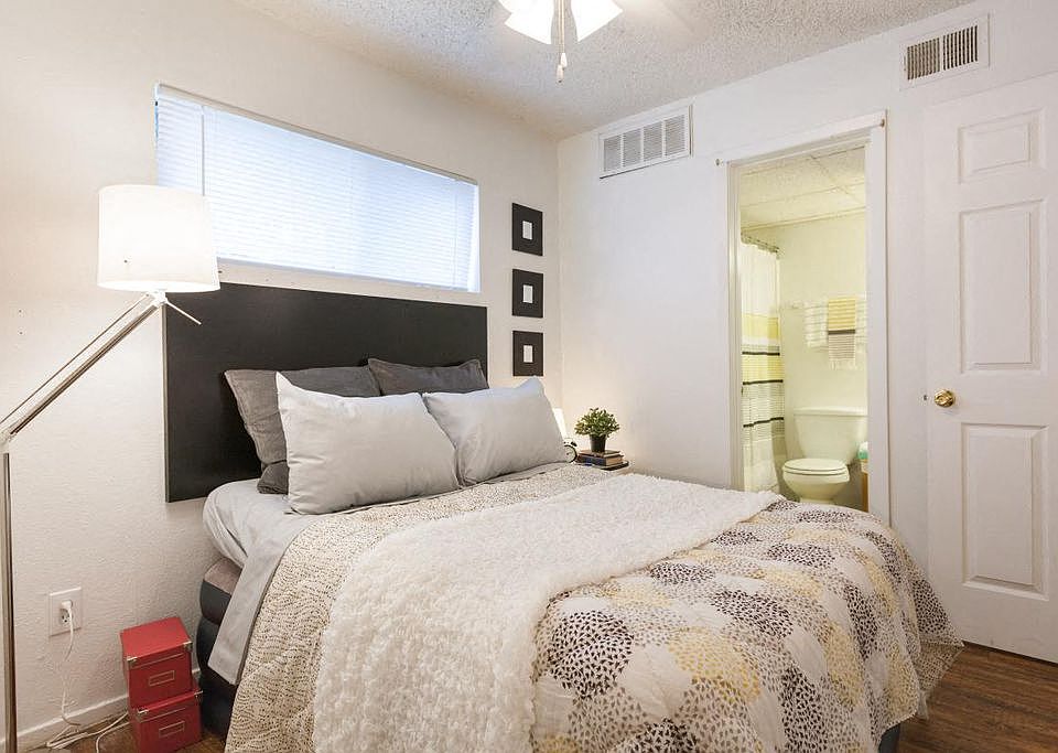 Casa 39 Apartments bedroom with bathroom and decor