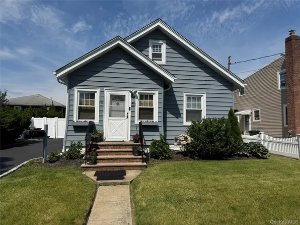 42 Saint Marks Ave, Freeport, NY 11520