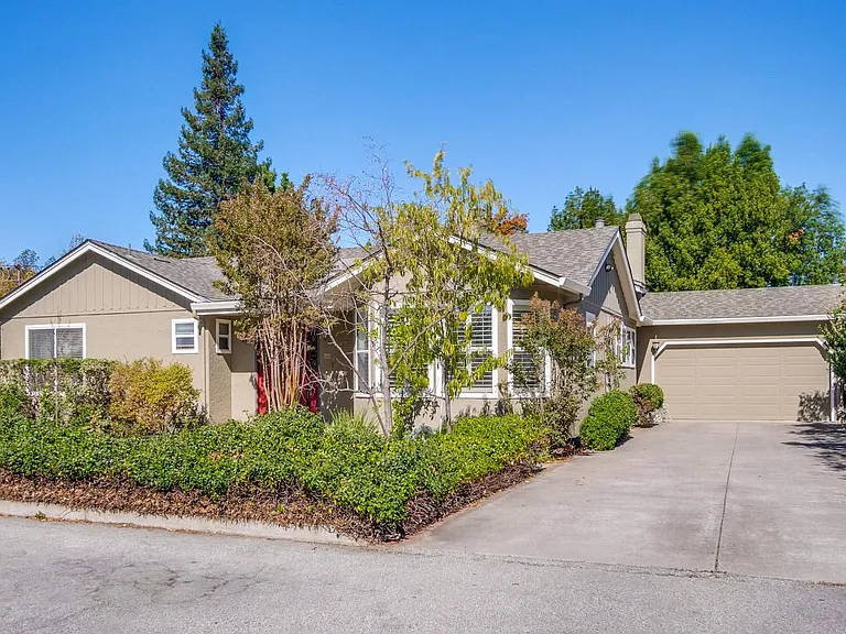 579 Crawford Dr — Photo 1