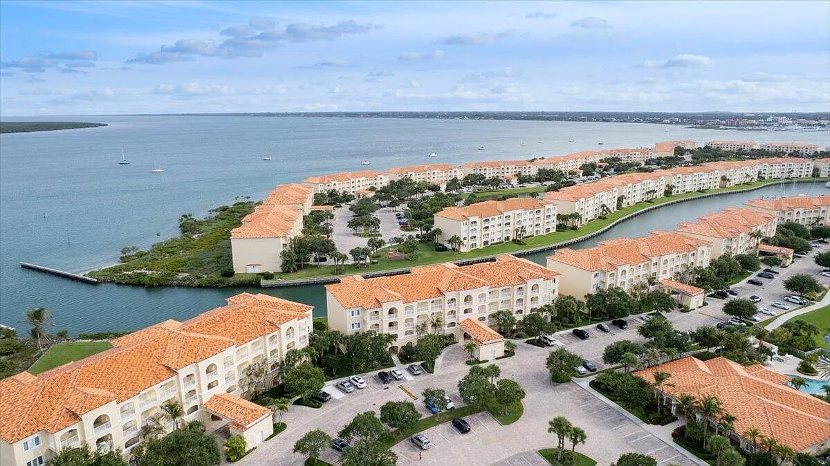 2 bed, 2.0 bath, 1989 sqft, $2,400 — Photo 4