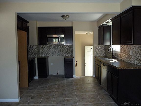3rd image of 28870 Park St