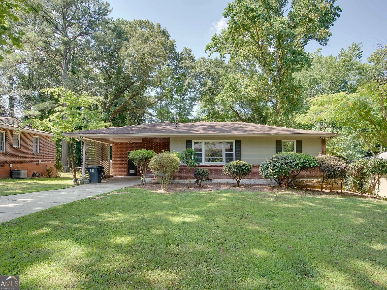 3 bed, 1.0 bath, 996 sqft, $1,565 — Photo 1