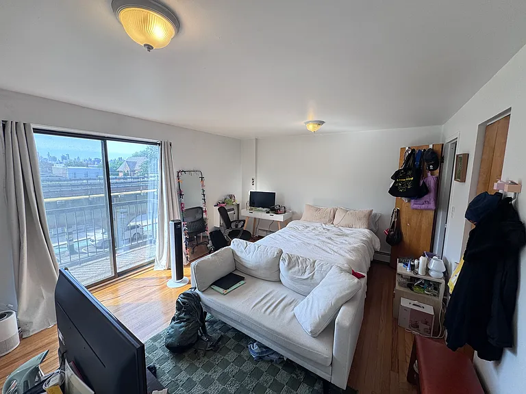 32-75 31st St #3F — Photo 1