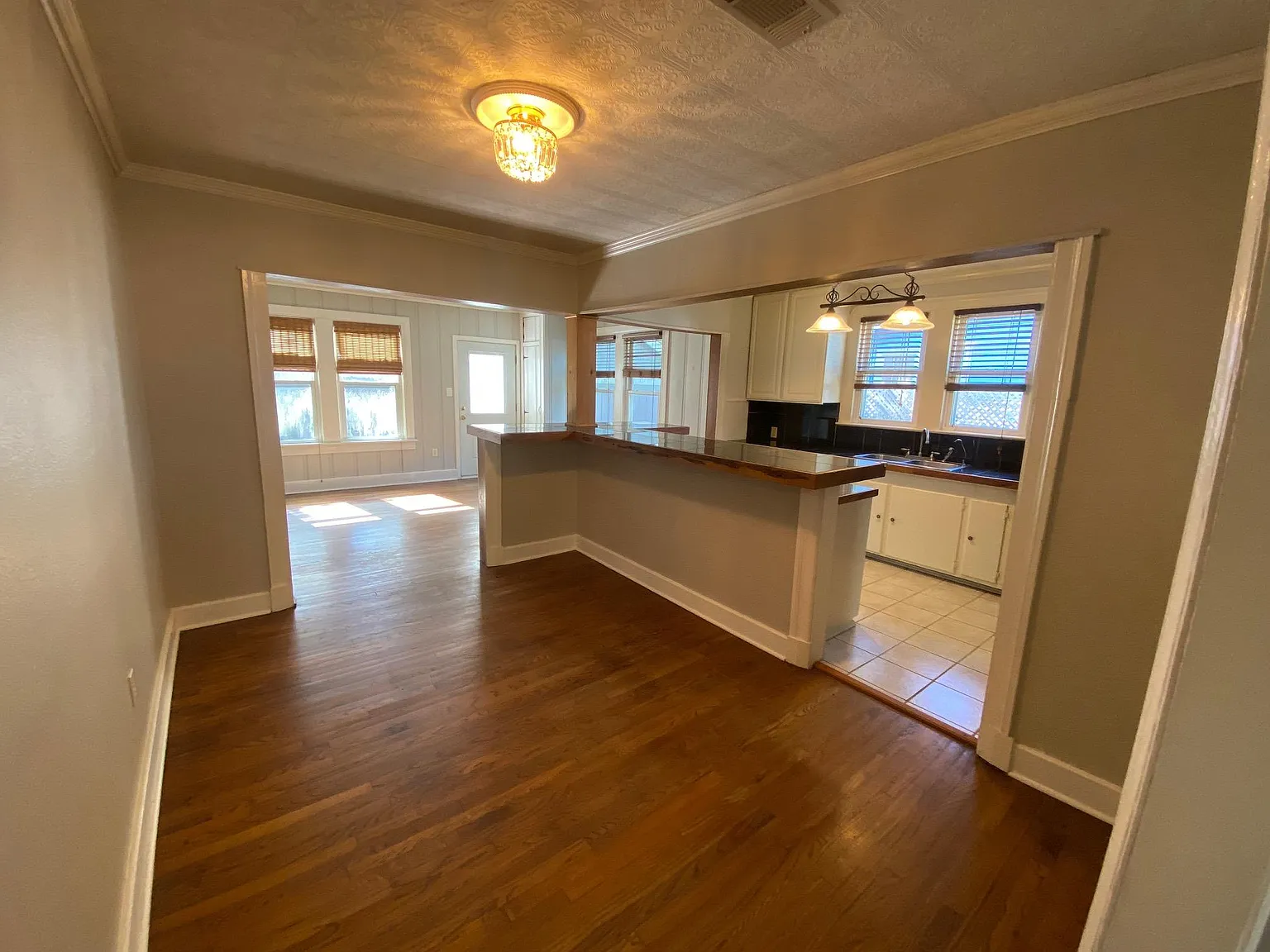 3 bed, 1644 sqft, $2,100 — Photo 2