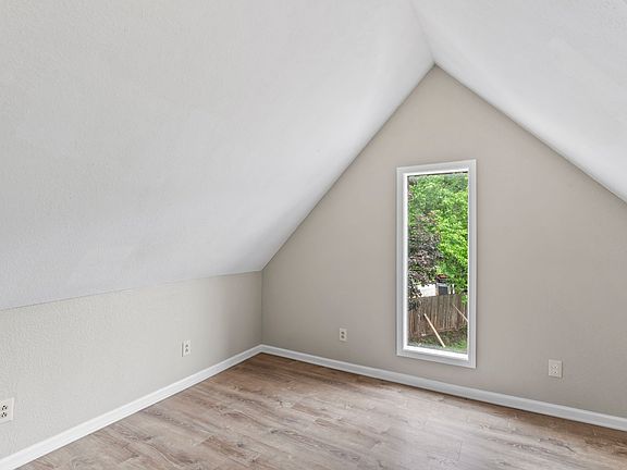 4th image of 803 E College St #B