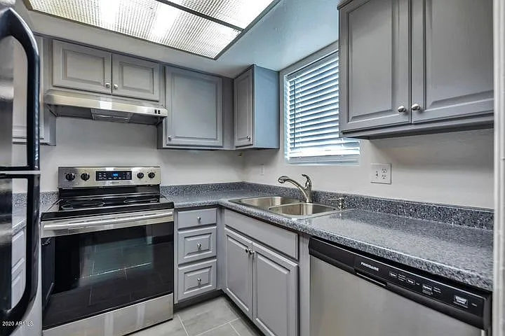 406 E Washington Ave — Photo 3