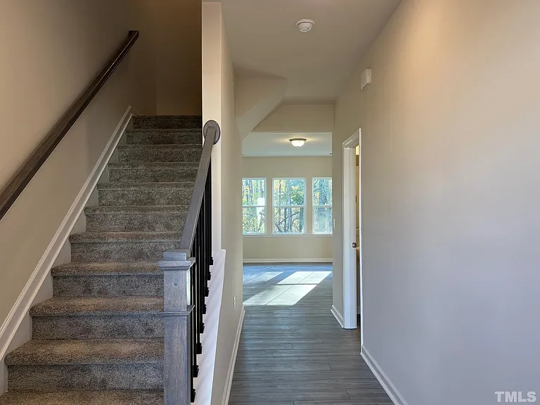 359 Glen Clova Dr — Photo 2