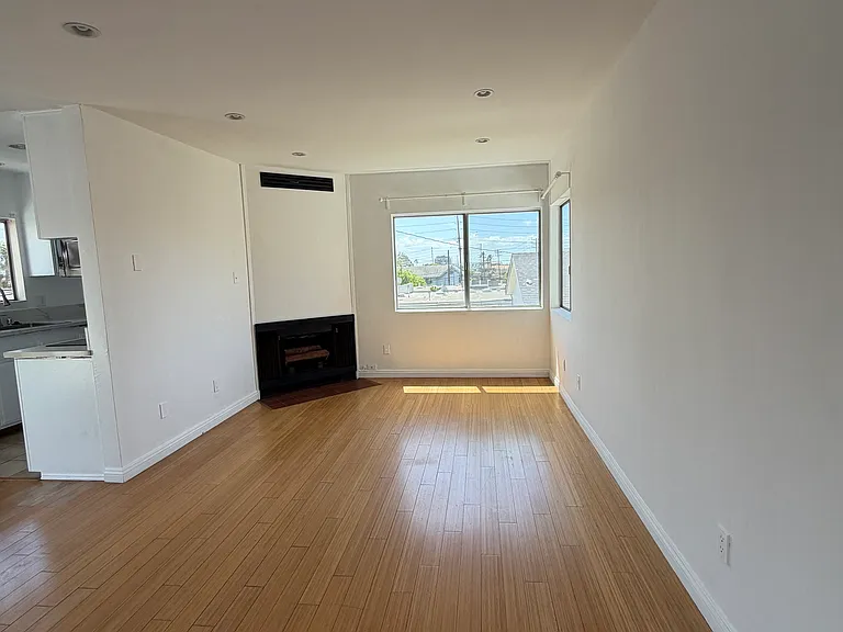 1550 S Bundy Dr #6 — Photo 2