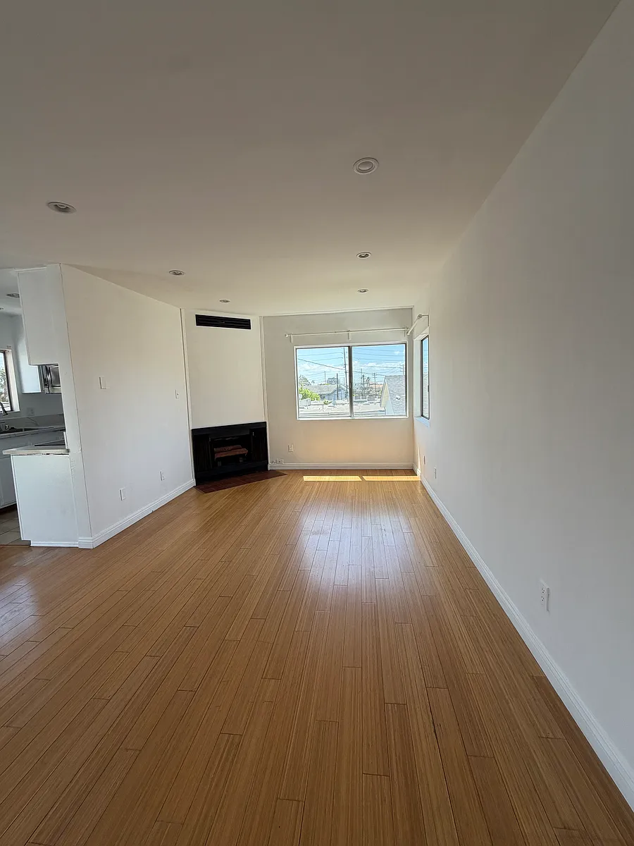 Building Photo - 1550 S Bundy Dr #6