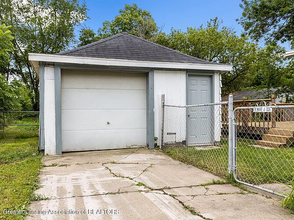 5th image of 417 W Berry Ave