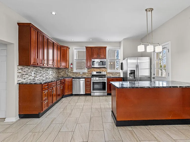 2510 Roslyn Ave — Photo 14