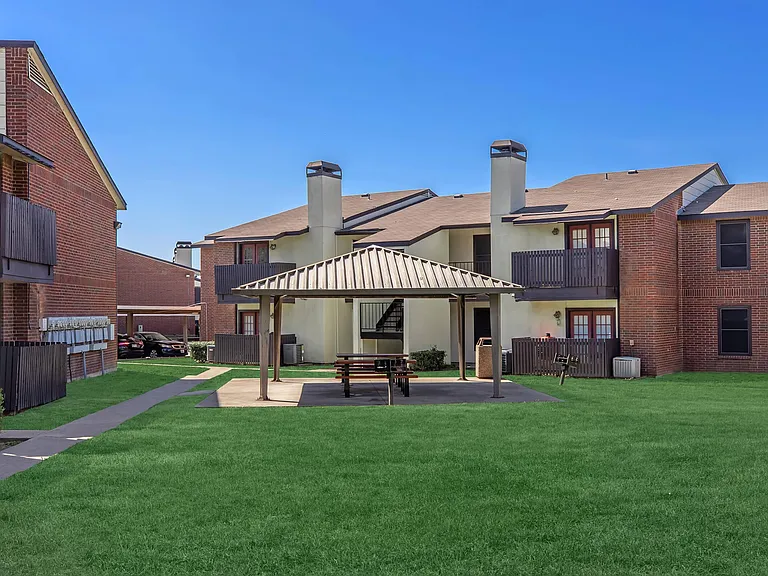 Rolling Hills Place — Photo 1