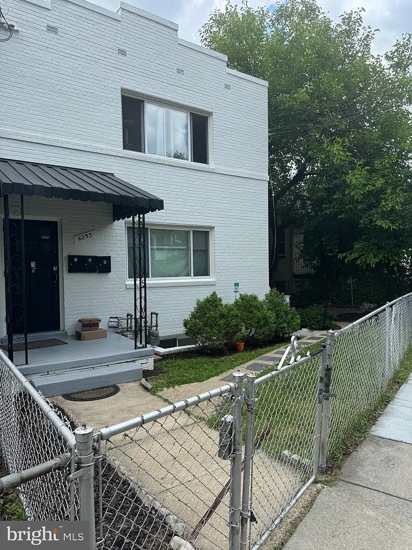 1 bed, 1.0 bath, 2447 sqft, $1,250 — Photo 2