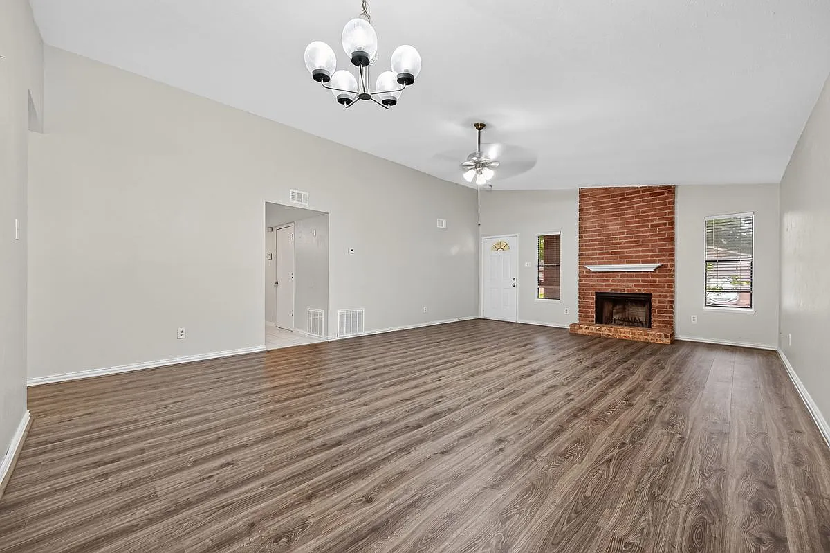 3 bed, 2.0 bath, 1810 sqft, $1,800 — Photo 2