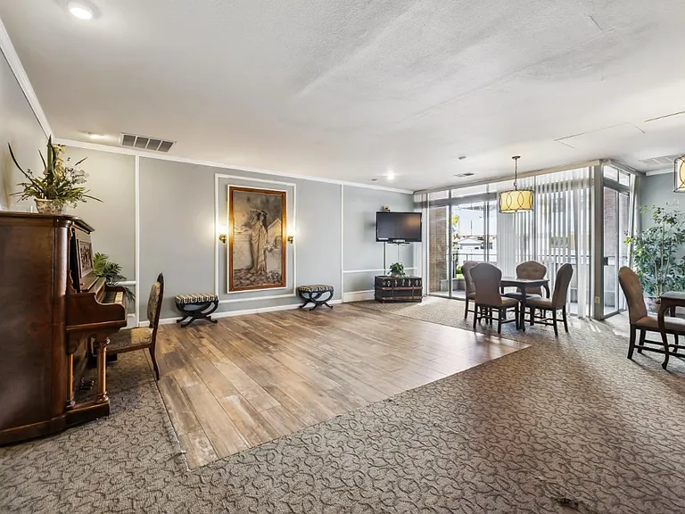 Post House Apartments — Photo 8