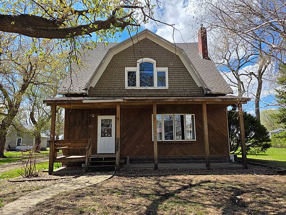 2nd image of 221 Logan St