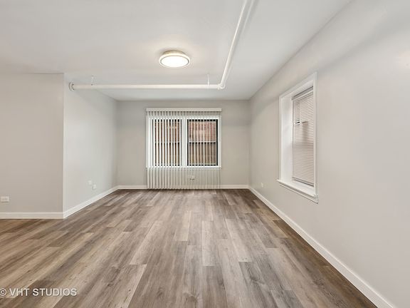 3rd image of 1052 W Catalpa Ave #G