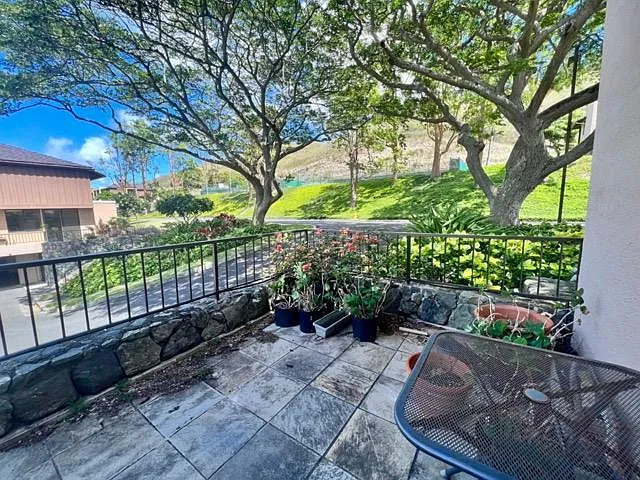 Wrap-around lanai/balcony
