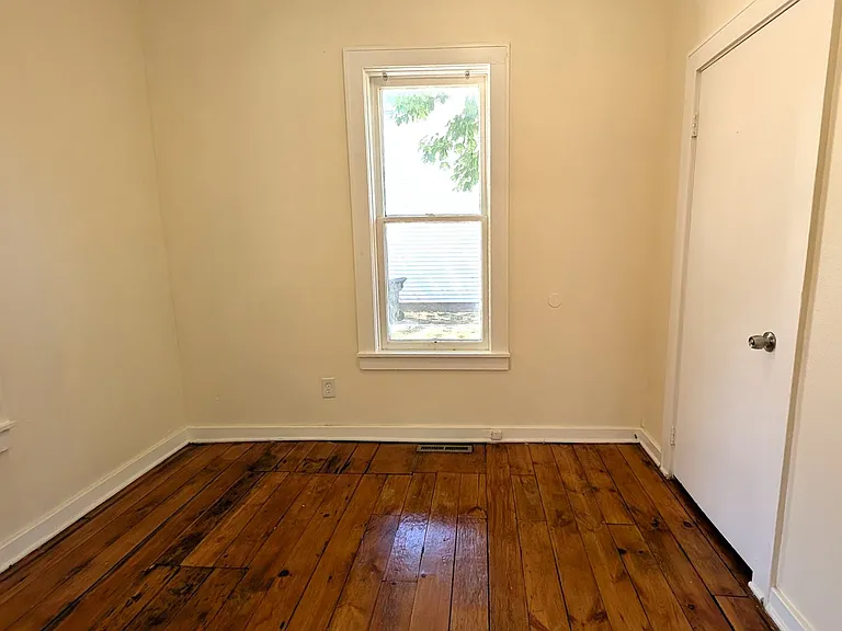 370 Monroe Ave — Photo 7