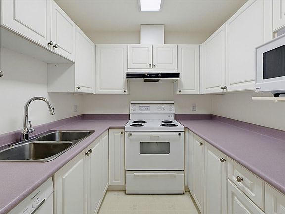 4th image of 1710 Fort St #404