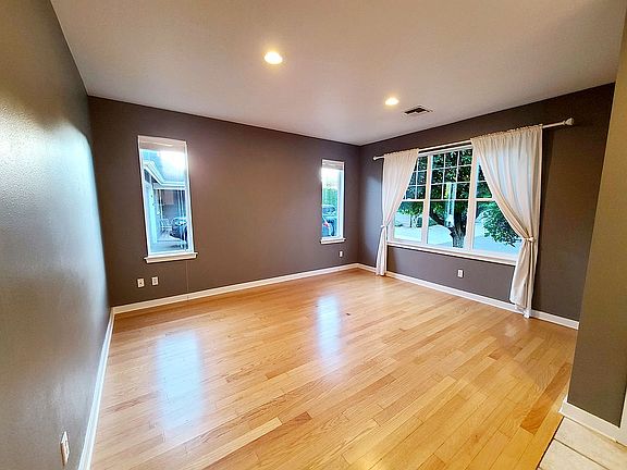 3rd image of 840 SE Parkside Pl