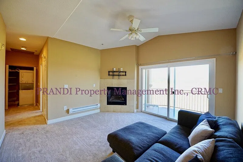 2 bed, 2.0 bath, 932 sqft, $3,300 — Photo 4