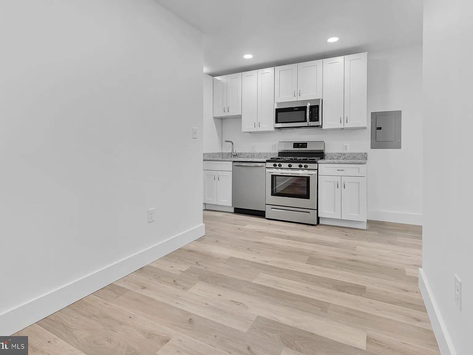 3 bed, 701 sqft, $3,800 — Photo 2