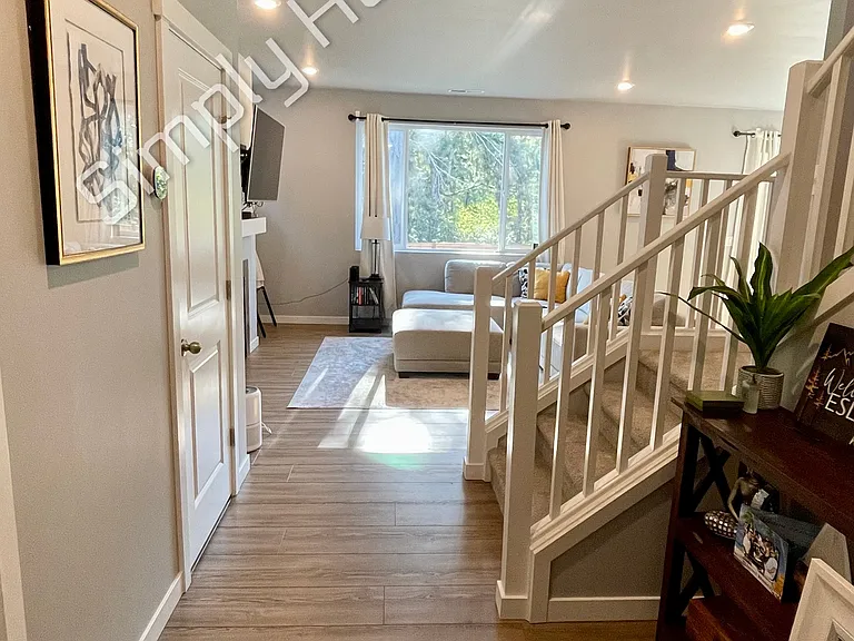 929 Vine Maple St SE — Photo 3