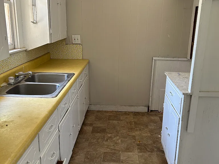 707 Lewis St — Photo 3