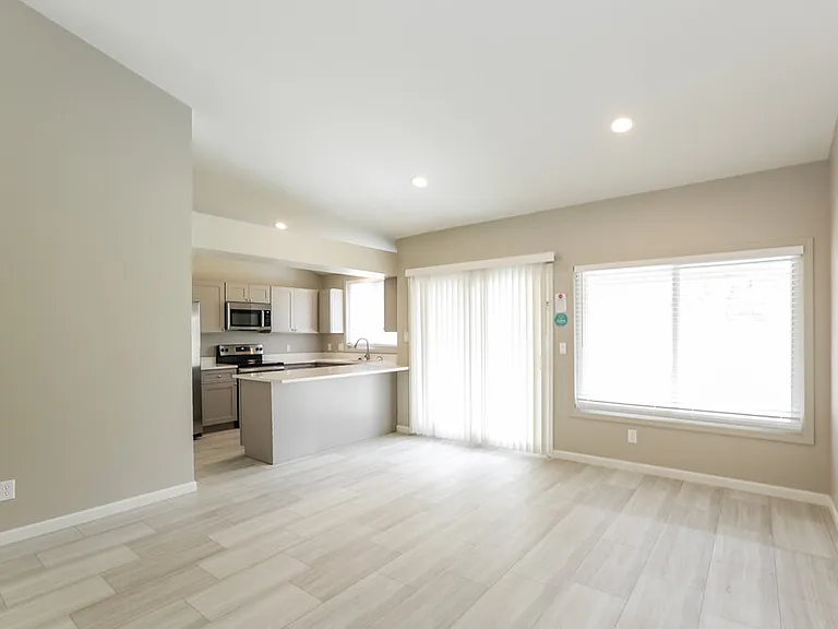 1237 E Wickieup Ln — Photo 6