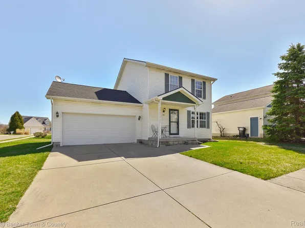 748 Village Dr, Fowlerville, MI 48836