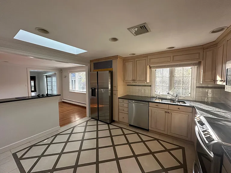 757 Wellesley St — Photo 7