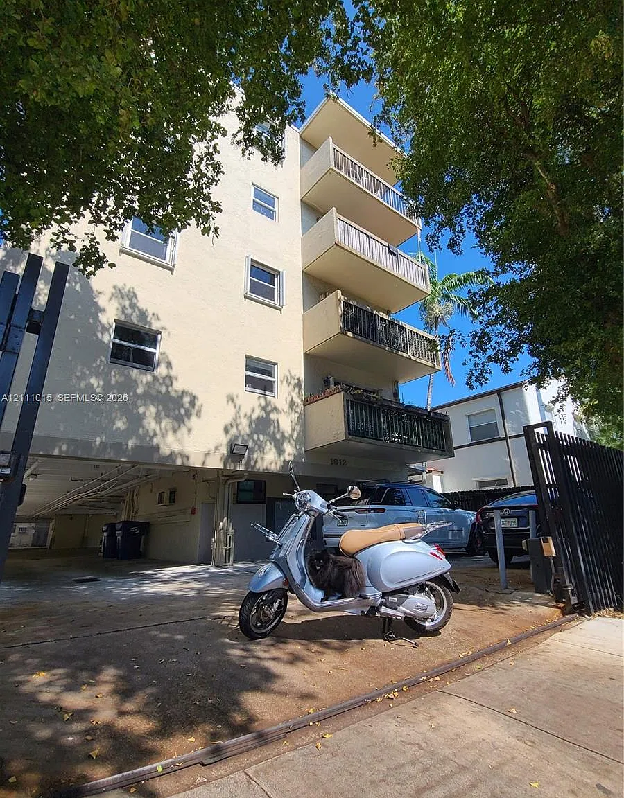 Jefferson Plaza Condo — Photo 1