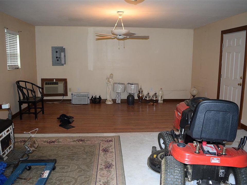 2nd image of 202 Oak St