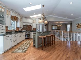 27 Holcomb St, West Haven, CT 06516