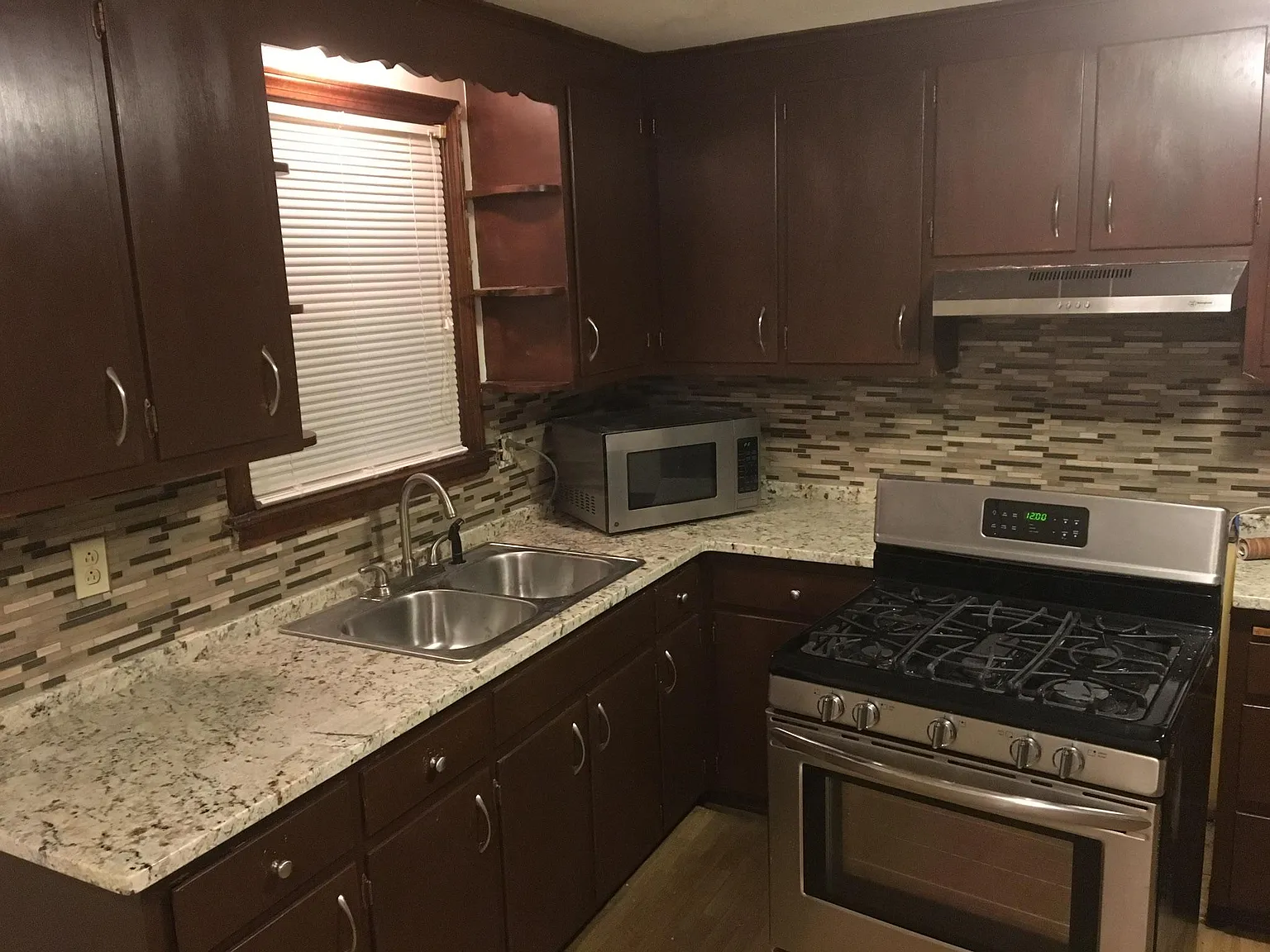 3 bed, 1.5 bath, 1475 sqft, $2,100 — Photo 2